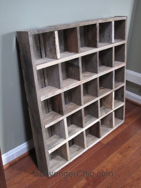 Pallet wood Cubby organizer shelves diy Diy Wooden Display Shelf, Cubby Organizer, Wood Storage Shelves, Cubby Shelves, Pallet Wood Projects, Diy Organizer, Garden Shelves, Shelves Ideas, Bookshelf Storage