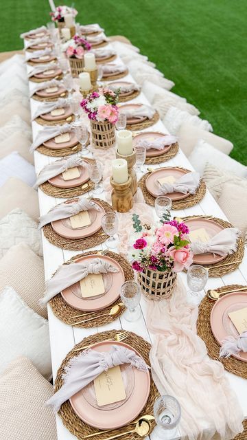 Pink Party Table Ideas, Pink Tablescape Round Table, Pink Picnic Birthday, Pink Luxury Picnic, Elegant Picnic Ideas, Flower Picnic Party, Fancy Picnic Ideas, Bridal Shower Picnic Theme, Pink Picnic Ideas