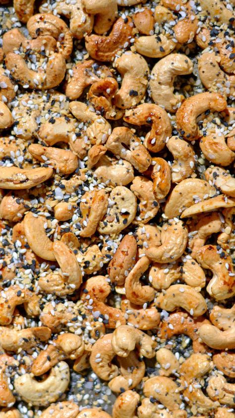 With only 4 ingredients, this honey roasted everything bagel cashew recipe is SO simple to make. You can use your favorite everything bagel spice mix or make your own. The hint of honey adds a touch of sweetness for the best sweet and salty flavor! No more buying these at the store, let me show you how easy they are to make them at home! Everything Bagel Cashews Recipe, Seasoned Cashew Recipe, Everything Cashews, Everything Bagel Cashews, Dill Pickle Cashews, Candied Cashews Easy, Unsalted Cashew Recipes, Spiced Cashews Recipe, Recipes Using Cashews