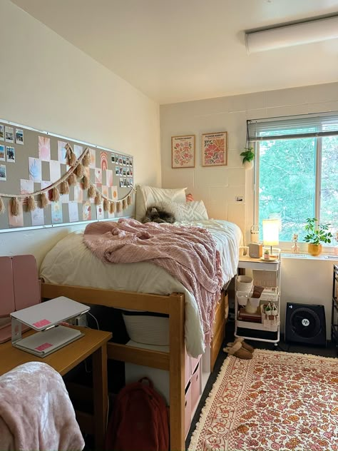 Comfy College Dorm, Bedding Dorm, Double Dorm Room Aesthetic, Dorm Vision Board, Single Occupancy Dorm Room Ideas, Ut Austin Dorm Room, Boarding School Dorm Ideas, College Dorm Bedding Ideas, College Double Dorm Room Ideas