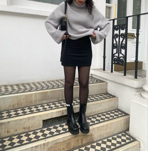 Winter Look With Skirt, Fall Mini Skirt Outfit 2022, Black Skort Outfit Autumn, Leather Miniskirt Outfits Winter, Leather Mini Skirt Outfit 2022, Winter Leather Mini Skirt Outfit, Mini Black Dress Outfit Winter, Outfit Ideas With Skirts Winter, Autumn Outfits With Skirts Mini