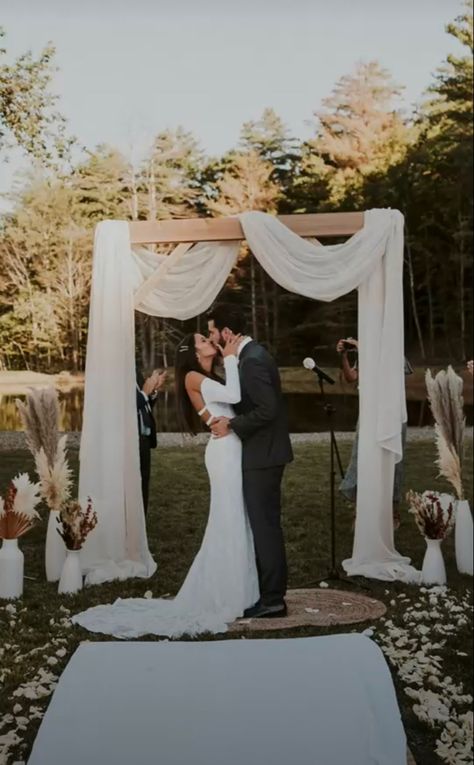 Wedding Arch Without Flowers, Outdoor Wedding Alter, Simple Wedding Arch, Wedding Ceremony Backdrops, Boho Outdoor Wedding, Outdoor Wedding Backdrops, Boho Wedding Arch, Wedding Arches Outdoors, Wedding Alters