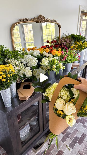 Samantha Bauchmann on Instagram: "BUILD YOUR OWN BOUQUET BAR // because who doesn’t love bringing home fresh flowers 💐😍 love that this doubles as an activity for guests + take home gift/party favor - which is why it’s part 5 of my April Showers series! Tin buckets are from Amazon, flowers are Trader Joe’s! #partyideas #bridalshower #babyshower #hosting #freshflowers" Build Your Own Bouquet Shower, Take A Bouquet On Your Way, Fresh Flower Bar, Make A Bouquet To Take On Your Way, Flower Bouquet Making Party, Bridal Shower Bouquet Bar, Make Your Own Flower Bouquet Bar, Bouquet Bar Build Your Own, Flower Bar Wedding