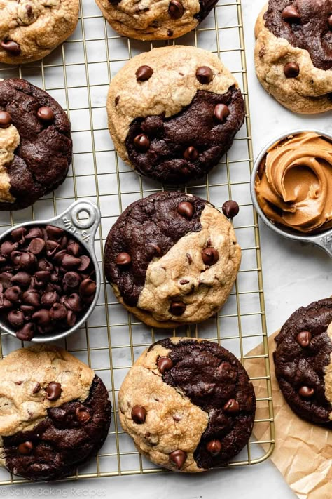 Enjoy two soft-baked cookies in one with every bite of these thick peanut butter chocolate swirl cookies. Shaping the dough is super simple, and don't forget all the chocolate chips! Recipe on sallysbakingaddiction.com Chocolate Swirl Cookies, Swirl Cookies, Sallys Baking, Soft Baked Cookies, Peanut Butter Cookie Dough, Chocolate Cookie Dough, Sally's Baking, Double Chocolate Chip Cookies, Party Cookies