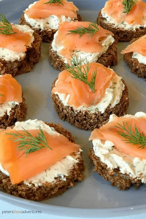 Smoked Salmon Canapes Appetizers, Russian Appetizers Parties, Easy Smoked Salmon Appetizer, Smoked Salmon Cream Cheese Appetizer, Smoked Salmon Apps, Russian Party Food, Salmon Snacks Appetizers, Fish Finger Food, Smoked Salmon Appetizers For Party