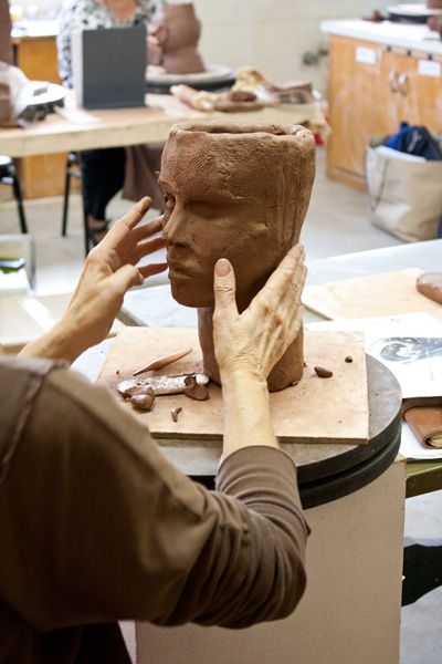 Debra Fritts sculpting the head Pottery Sculpting, Sculpture Workshop, Clay Sculpture Art, House Sofa, Sculpture Studio, Sculpting Tutorials, Wooden Closet, Sculpture Head, Nuwara Eliya