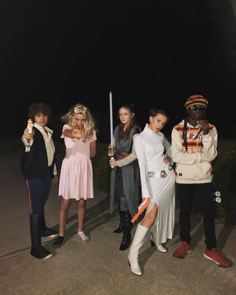 The Stranger Things Kids Are Turning Us Upside Down With Their Halloween Costumes Netflix Stranger Things, Celebrity Costumes, Stranger Things Quote, Stranger Danger, Stranger Things Kids, Celebrity Halloween Costumes, Stranger Things Actors, Stranger Things Have Happened, Photographie Portrait Inspiration