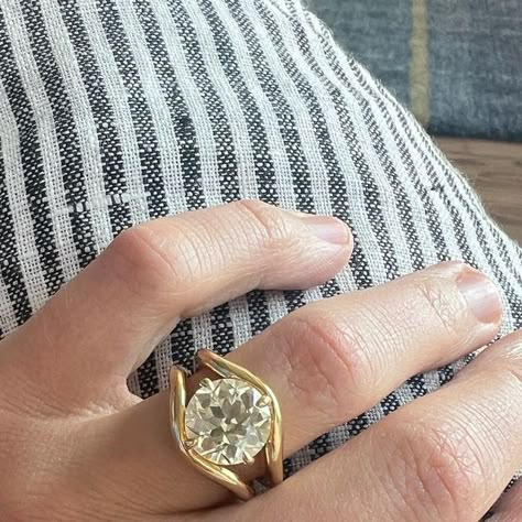 Dont Worry Darling Engagement Ring, Brent Neale Engagement Ring, Arielle Ratner Ring, Arielle Ratner Engagement Ring, Arielle Ratner, Chunky Engagement Rings, Rockstar Couple, Gold Band Engagement Rings, Walking Out