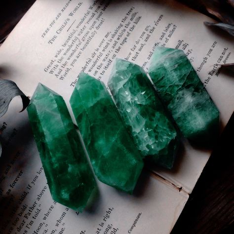 Manifesting Crystals, Quartz Aesthetic, Crystal Witchcraft, Green Calcite Crystal, Female Shaman, Green Witch Aesthetic, Witch Aesthetics, Phthalo Green, Green Aesthetics