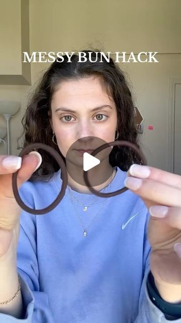 Curly Bun Tutorial Messy, How To Do A Messy Curly Bun, Messy Bun Tutorial For Long Curly Hair, Curly Hair Ideas For School, Curly Hair Tips And Tricks, How To Do Curly Space Buns, Quick Messy Bun For Curly Hair, Cute Curly Hairstyles For School, Curly Hairstyles For School