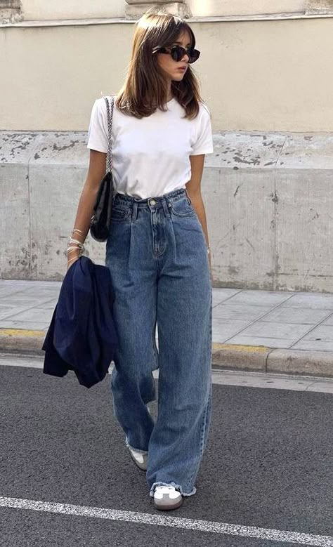 Modest Fits Jeans, Baggy Jeans Outfit Aesthetic Summer, Baggy Pants Style Women, Wide Leg Jeans Women Outfit, Samba Ootd Women, Basic Ootd Casual Simple, Loose Jeans Outfit For Women, High Waisted Baggy Jeans Outfit, Wide Leg Denim Jeans Outfit