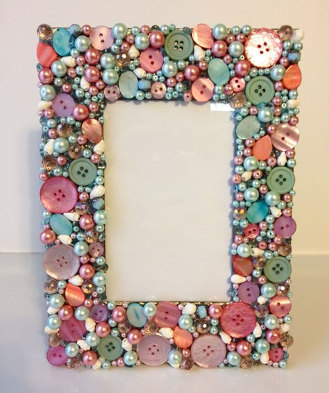 Bead Picture Art, Button Frames Ideas, Button Picture Frames, Beaded Photo Frame, Beaded Picture Frames, Valentines Love Letter, Decorating Picture Frames, Diy Valentine Decor, Diy St Patrick's Day Crafts