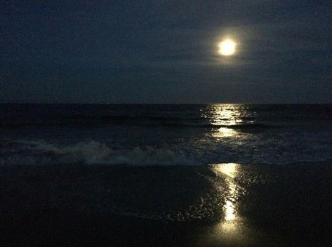 Dark Beach, Ocean At Night, Aesthetic Ocean, Beach At Night, The Moon Is Beautiful, Beach Night, Night Scenery, Night Vibes, Blue Hour