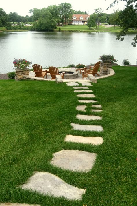 Design Per Patio, Flagstone Pathway, Flagstone Pavers, Flagstone Patio, Landscape Designs, Backyard Fire, Diy Pergola, Fire Pit Backyard, Backyard Patio Designs