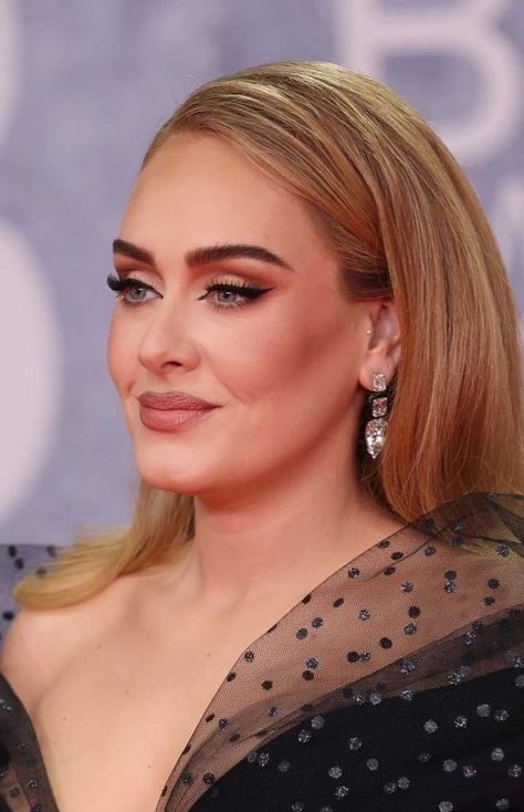 Adele Face, Adele Eyes, Emotional Lyrics, Adele Makeup, Adele Hair, Reddish Hair, Honey Blonde Hair Color, Red Carpet Makeup, Guest Hair