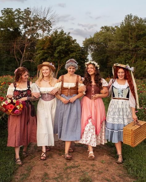 Happy Hobbit Day! . 📷: @julie_floro The Hobbit Outfits, Hobbit Bachelorette Party, Hobbit Cosplay Female, Hobbit Photoshoot, Hobbit Costume Female, Hobbit Thanksgiving, Hobbit Outfit Female, Piknik Outfit, Hobbit Aesthetic Clothes