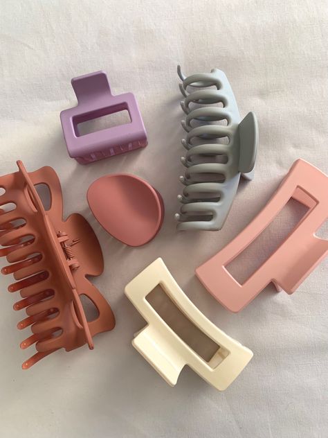 Aesthetic Clips For Hair, Cute Hair Accessories Aesthetic Clips, Aesthetic Hair Assecories, Hair Clamp Aesthetic, Hair Stuff Aesthetic, Clutcher Clip Aesthetic, Aesthetic Assesories, Cute Hairclip Aesthetic, Hairties Aesthetic