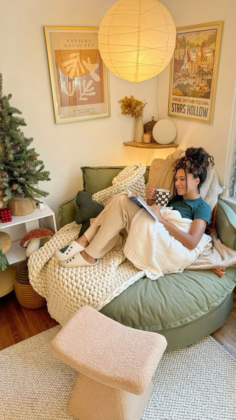 Cozy Corner Ideas Nook, Pillow Reading Nook Floor, Comfy Book Nook, Spare Bedroom Reading Room, Reading Nook With Bean Bag, Bean Bag Nook, Comfy Reading Nook Cozy Corner, Cozy Chill Room Aesthetic, Cozy Yoga Aesthetic