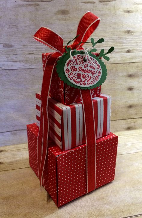 How To Stack Gifts With Ribbon, Gift Box Christmas Decoration, Gift Stand Ideas, Tiered Gift Wrapping Ideas, Fake Presents Decor, Wrapped Presents Decorations, Gift Stacking Ideas, Diy Gift Box Decoration, Christmas Stacking Boxes Gift Ideas