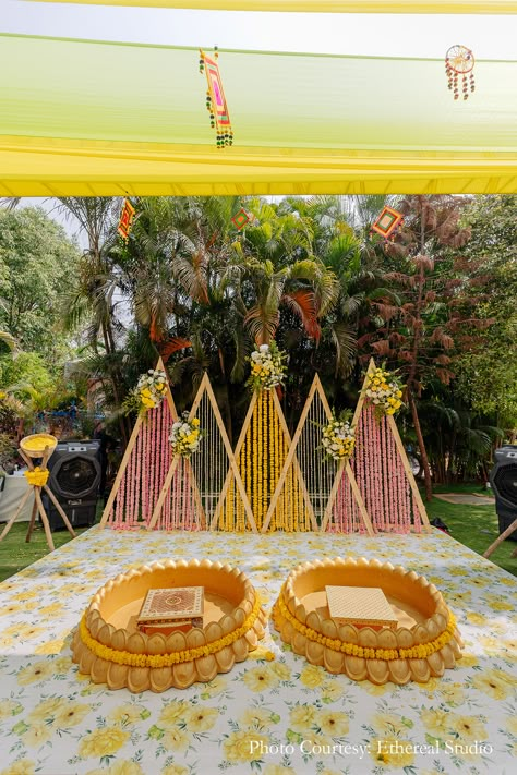 Haldi Function Decoration, Haldi Backdrop, Haldi Ideas, Mehendi Decoration, Reception Decoration Ideas, Haldi Decoration Ideas, Haldi Ceremony Decorations, Haldi Decoration, Saree Function