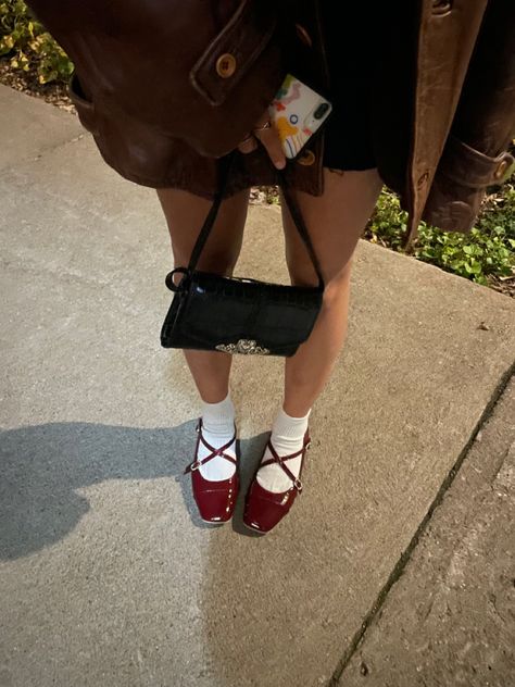 Spring Shoes Aesthetic, Ballerina Flats Outfit Aesthetic, Red Ballerina Shoes Outfit, Red Flats Outfit Aesthetic, Ballerina Shoes Aesthetic, Styling Ballet Flats, Red Ballet Shoes Outfit, How To Style Red Shoes, Ballarina Shoes