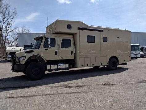 This military-grade 4x4 Showhauler RV from Terry Town RV is steel-plated and fully equipped, capable of surviving whatever life throws at it. Remodeling Rv, Lunch Truck, Semi Truck Trailer, Paint Rv, Tactical Laser, Expedition Overland, Rv Remodeling, Luxury Motorhomes, Overland Truck