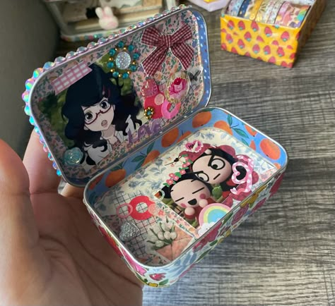 I decorated way tooo much :[ a bit of an overkill 💀 Tin Wallet, Wallet Inspiration, Mint Tin Crafts, Altoids Tin, Altoids Tins, Jazmin Bean, Mint Tins, Handbag Essentials, Cute Bedroom Decor