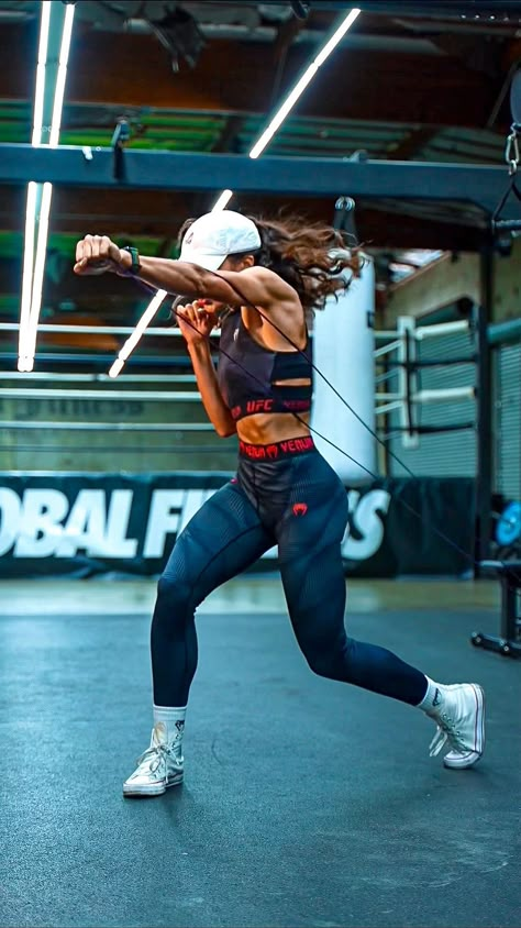 Boxing Women Photography, Workouts For Energy, Boxing Body Woman, Kickboxing Women Photography, Woman Working Out, Womens Kickboxing, Gym Body Goals, Boxing Pics, Woman Boxing