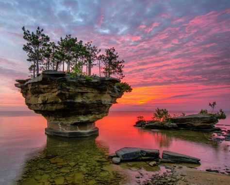 Turnip Rock Michigan, Lake Huron Michigan, Sunset Iphone Wallpaper, Hd Landscape, Wallpaper Earth, Lake Huron, Photography Basics, Mackinac Island, Sunset Photos