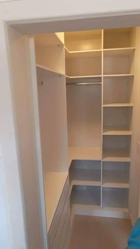 Small L Closet Design, Small Walk In Closet Ideas Square, Small Square Walk In Closet Layout, 4x4 Closet Ideas, U Shape Closet Design, Small Square Closet Layout, Square Closet Ideas, Small Closets Design, Small Closet With Vanity