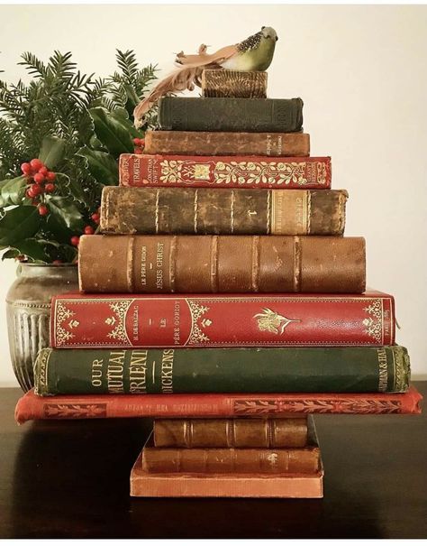 Academia Christmas, Christmas Library, Christmas Bookshelf, Style Shelving, Christmas Styling, Book Christmas Tree, Lovely Sunday, Decor 2023, Christmas Vignettes