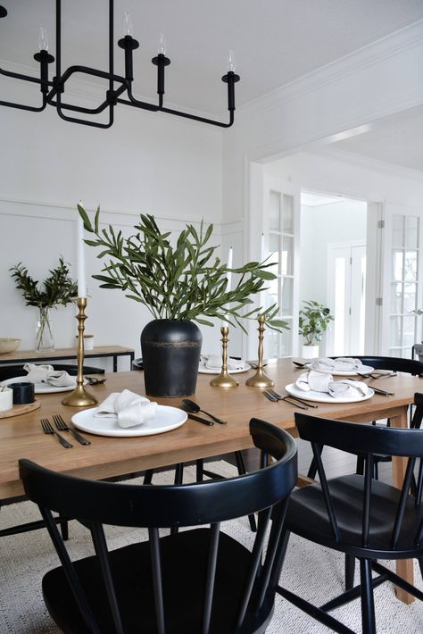 Mid Century Modern Dining Room, Modern Farmhouse Dining Room, Girl Apartment, Dining Room Furniture Modern, Black Chairs, Dining Room Inspo, Future Inspiration, Minimalist Dining Room, Wood Dining Room