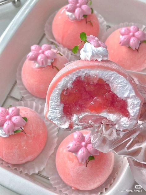 Kue Macaroon, Pink Desserts, Kawaii Cooking, Pretty Dessert, Yummy Comfort Food, Think Food, Sweet Snacks Recipes, Food Drinks Dessert, Cute Desserts