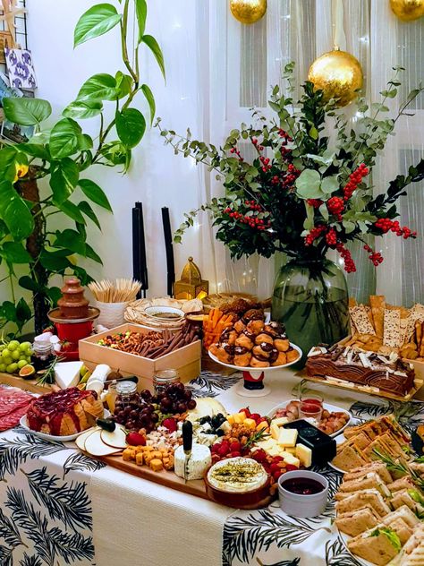 Christmas Harvest Table Food, Cocktails Tables Decor, Christmas Buffet Table Set Up Ideas, Christmas Party Tablescapes Buffet Tables, Appetizer Tower Ideas, Christmas Table Settings With Food, Christmas Party Food Table Decorations, Xmas Buffet Table Decor, Christmas Spread Table Food