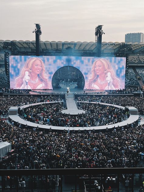 Performing On Stage Aesthetic, Concert Design Stage, Performance Set Design, Beyonce Concert Aesthetic, Stage Design Concert, Beyonce Stage Design, Beyonce Concert Pictures, Concert Hall Aesthetic, Stage Costume Design