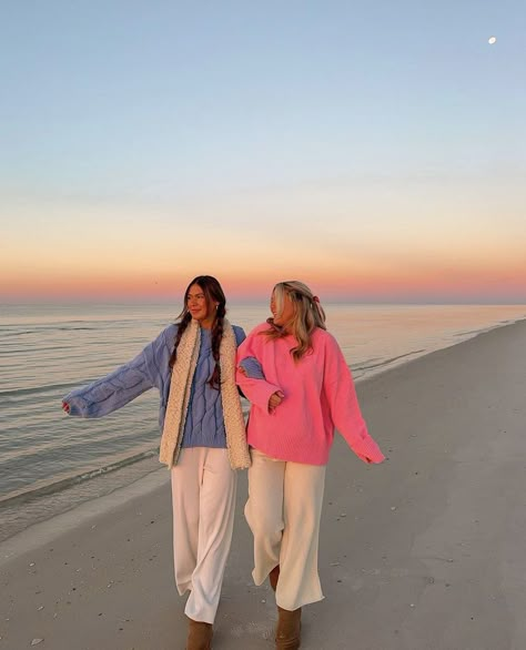 Beach Pictures Sweater, Cold Beach Town Outfit, Sweaters At The Beach, Cozy Beach Outfits Winter, Winter Outfits Beach Style, Sunrise Beach Outfit, Cute Sunrise Beach Pictures, Beachy Outfits For Winter, Beach Outfit In Winter