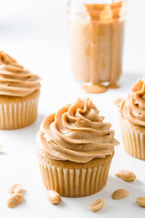 Peanut Butter Cupcakes via @cupcakeproject Butter Cupcake Recipe, Cupcakes Amor, Eid Cupcakes, Frost Cupcakes, Easy Vanilla Cupcakes, Cupcake Project, Cupcakes Fondant, Peanut Butter Cupcakes, Butter Cupcakes