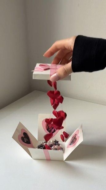 this is so cute#CleanTok #aestheticvideos #Craft #giftideas #Love #lovegifts #handmadegifts #handmadecraft #aprendanotiktok Enzzo Queirozit also works for birthdays#DIY #valentinesgift #giftideas Easy Diy Paper Crafts, Birthday Craft Gifts, Diy Birthday Crafts, Diy Birthday Gifts For Him, Happy Birthday Cards Diy, Diy Projects Gifts, Personalised Gifts Diy, Book Crafts Diy, Instruções Origami