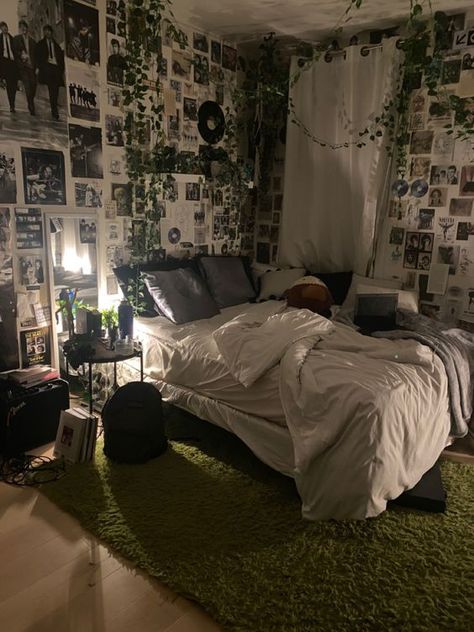 Dark Room Bedroom, Rustic Cozy Room Ideas Aesthetic, Dark Room Inspo Grunge, Forest Core Room Ideas, Wood Room Ideas, Dark Indie Room, Room Decor Bedroom Dark, Room Inspo Earthy, How To Decorate A Small Bedroom