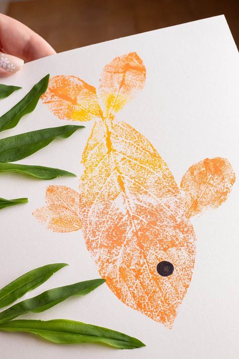 This Leaf Fish Art Is A Cute Ocean Craft Leaf Painting Ideas For Kids, Natural Art For Kids, Leaf Print Art For Kids, Craft With Leaves For Kids, Leaf Print Painting, Vegetable Printing Art For Kids, Leaf Printing For Kids, Leaf Prints Art, Painting With Objects