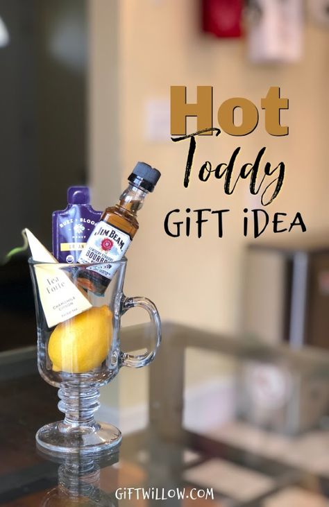 Individual Drink Gifts Party Favors, Holiday Drink Gift Ideas, Cocktail Gift Basket Diy, Alcohol Gift Ideas For Women, Cocktail Gift Basket Ideas, Cocktail Gifts Mini, Drink Mix Gifts, Mini Cocktail Gifts, Hot Toddy Gift Basket