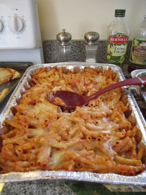 Easy and cheap menu for a quick get together: Baked ziti, pizza, and salad Ziti Recipes, Baked Ziti Recipe, House Warming Party, Easy Party Food, Cooking For A Crowd, Baked Ziti, Feed A Crowd, Potluck Recipes, God Mat