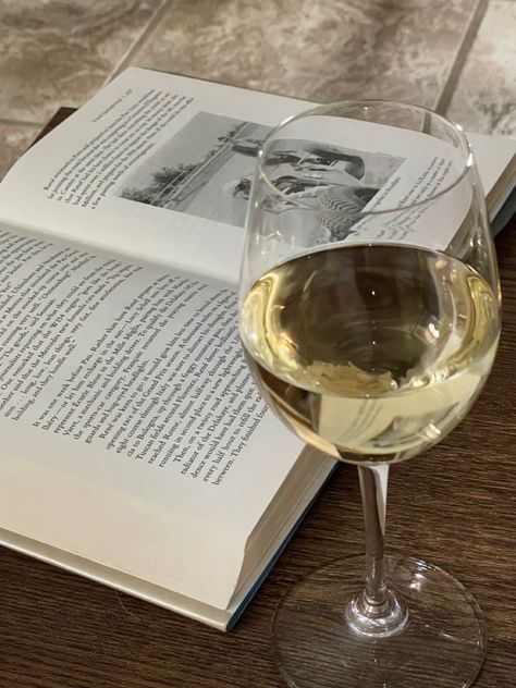 Wine And Book Aesthetic, Bottle Of Wine Aesthetic, Fond Tiktok, Drinking Wine Aesthetic, Trying Aesthetic, Wine And Reading, Reading Aesthetic Cozy, Wine Night Aesthetic, Law School Vision Board