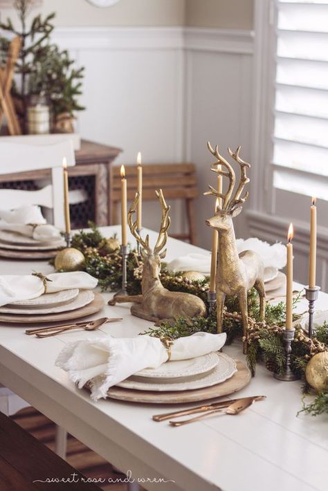 Wood Table Dinner Decor, Gold Xmas Table Ideas, Christmas Table Sets, Gold Christmas Dining Table, Pointsetta Table Decorations, White Fur Table Runner Christmas, Wood And Gold Christmas Decor, Christmas Table Setting Decorations, Xmas Dinner Table Setting