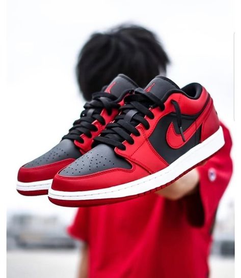 Jordan 1 Low Reverse Bred, Girl Nike Shoes, Jordan 1 Low Bred, Sister Fashion, Baskets Jordans, Nike Casual Shoes, Women Nike Shoes, Red Trainers, Nike Fashion Shoes