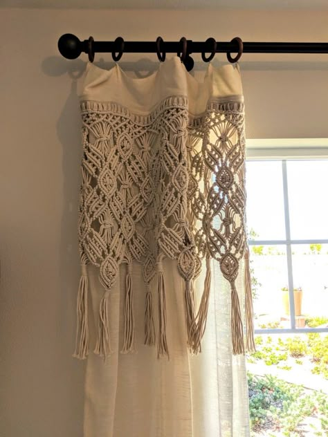 Modern Boho Curtains, Macrame Window Curtain, Cortina Boho, Macrame Curtains, Cortinas Boho, Slouchy Hat Pattern, Crochet Curtain Pattern, Macrame Wall Hanging Patterns, Stylish Curtains