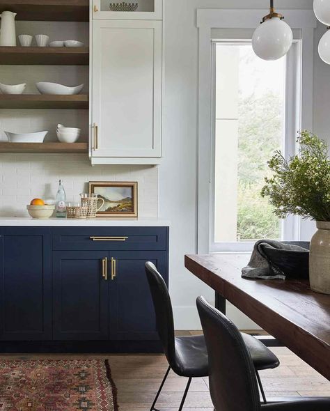 Kitchen Design Transitional, Blue Kitchen Cabinet Ideas, Blue Kitchen Cabinet, Kitchen Hardware Trends, Earthy Interior Design, Navy Kitchen Cabinets, Blue Shaker Cabinets, Earthy Interior, White Upper Cabinets