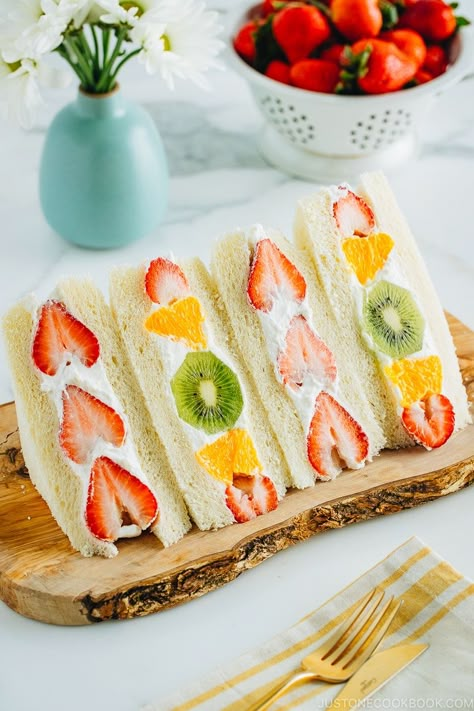 Japanese Fruit Sandwich, Fruit Sando, Japanese Sandwich, Japanese Fruit, Tea Party Sandwiches, Japanese Milk Bread, Fruit Sandwich, Fruit Parfait, Easy Japanese Recipes