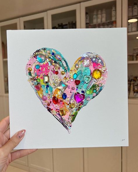 Check more at https://howcandothis.com/diyideas/41112/ Paintings As Gifts, Christmas Tree Paintings, Cool Diy Gifts, Heart Art Painting, Be Mine Valentine, Tree Paintings, Rhinestone Projects, Christmas Heart, Valentines Crafts