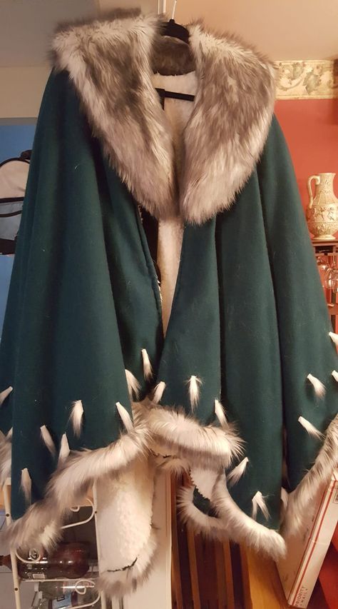 Elf Winter Outfit, Fur Coat Fantasy Art, Fur Cloak Drawing, Fur Fantasy Outfit, Winter Fantasy Aesthetic Outfit, Fur Coat Medieval, Fantasy Fur Cloak, Animal Pelt Clothing, Fur Lined Cape